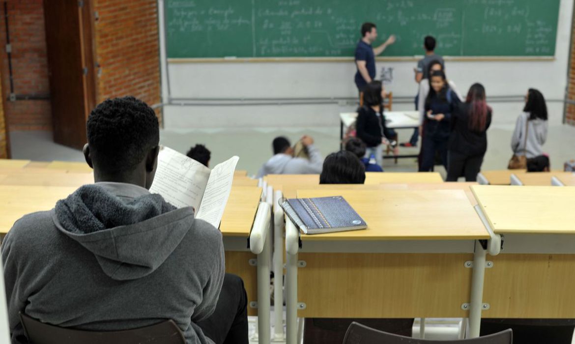 Bolsonaro altera Prouni e amplia acesso para estudantes de escolas particulares