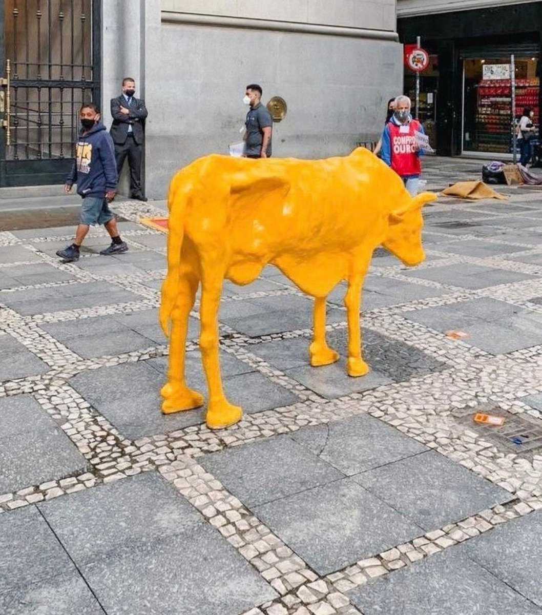 ‘Vaca Magra’ é instalada em frente à Bolsa de Valores e substitui ‘Touro de Ouro’