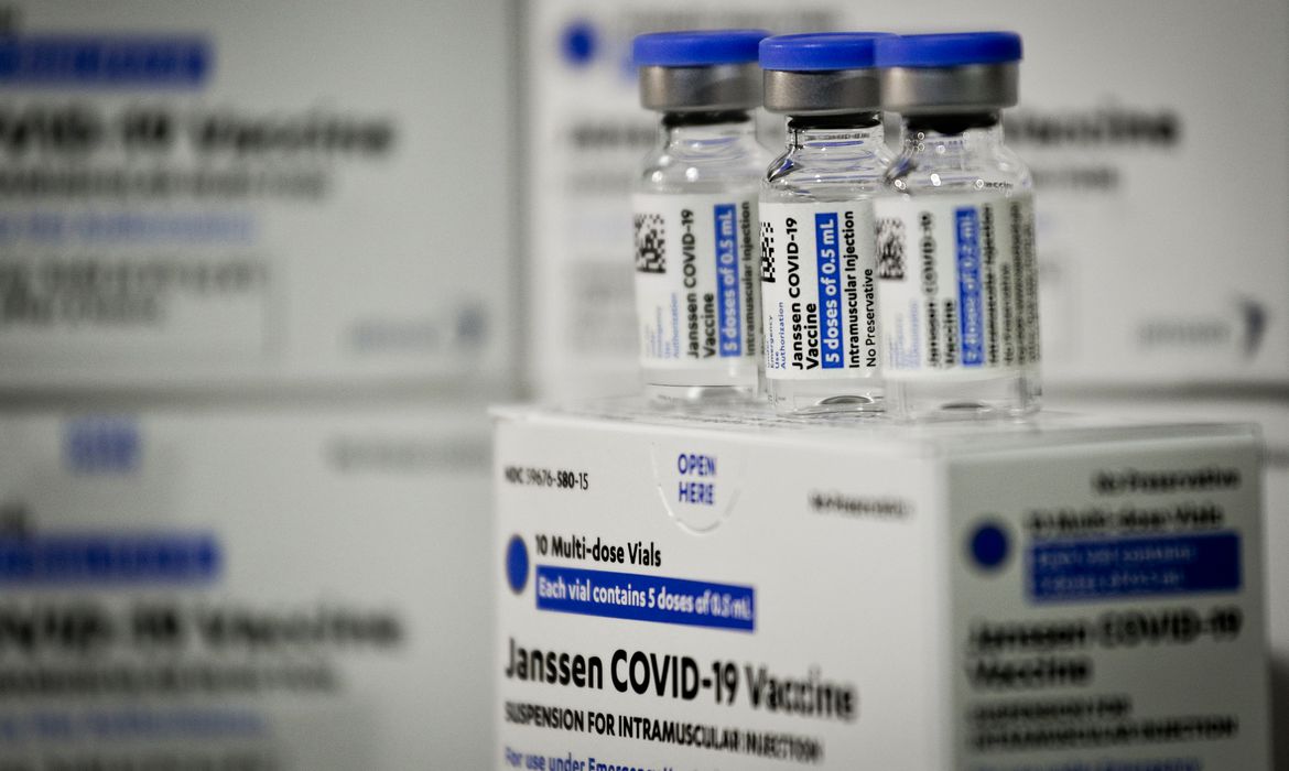 2,2 milhões de doses da vacina da Janssen chegam ao Brasil