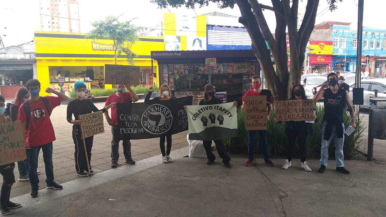 Coletivo Itapety realiza protesto contra aumento da passagem de ônibus