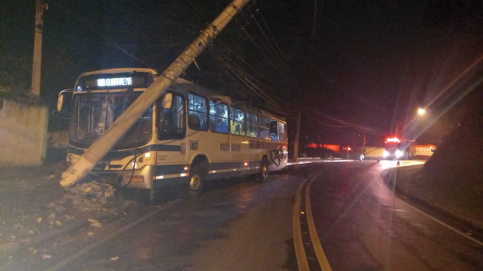 Em Guararema, ônibus colide com poste em acidente durante a noite 