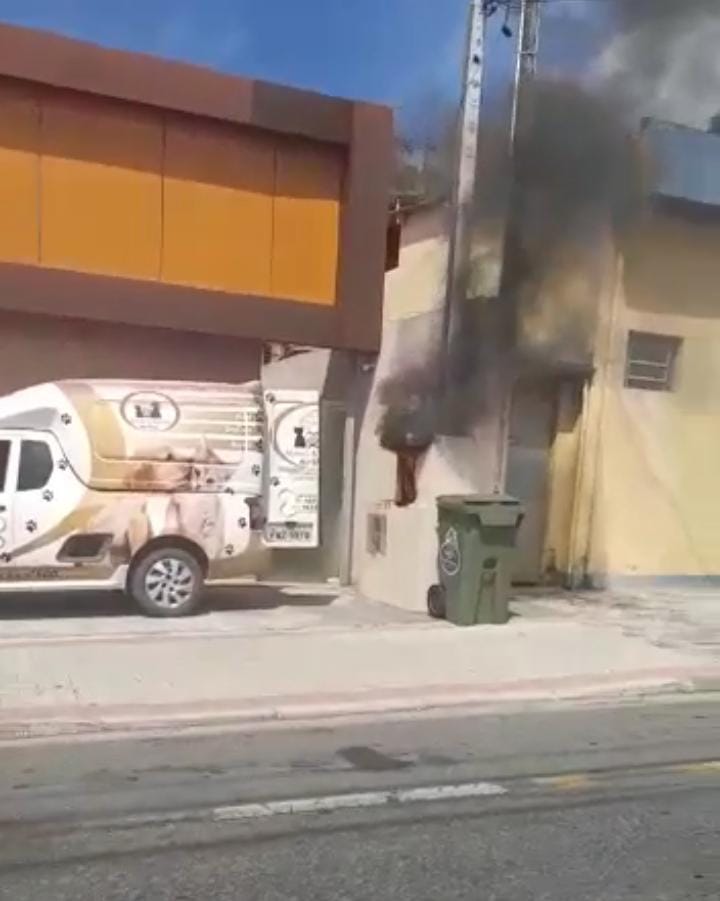 Quadro de energia pega fogo em Guararema