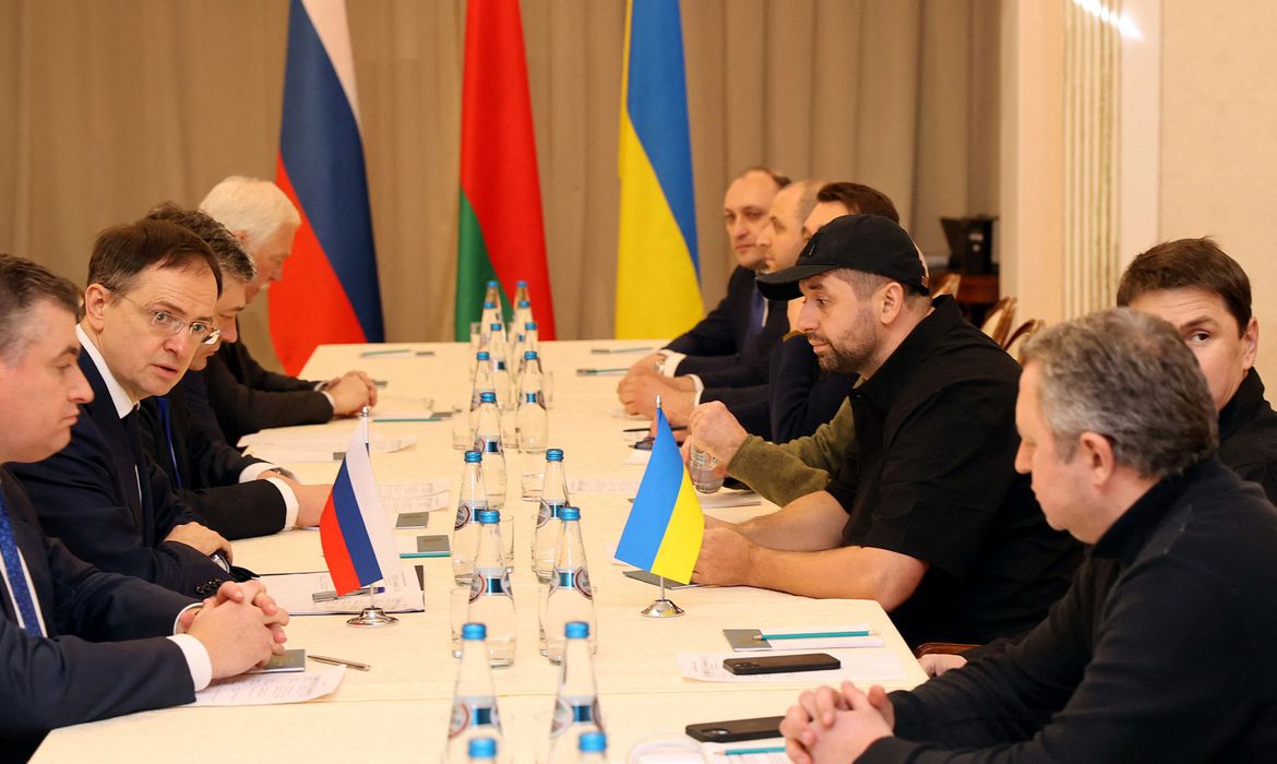Negociações entre Rússia e Ucrânia começam em Belarus quatro dias após invasão
