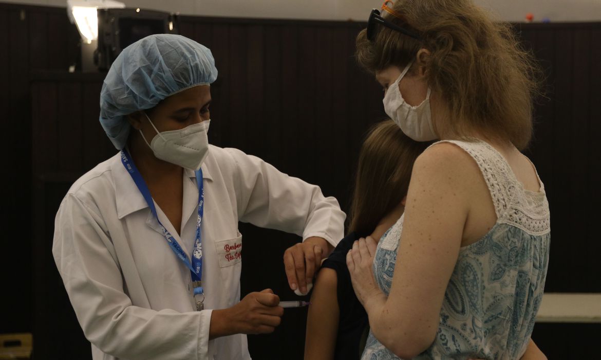 Ministério da Saúde: média móvel de óbitos caiu 60,4% desde o pico da Ômicron