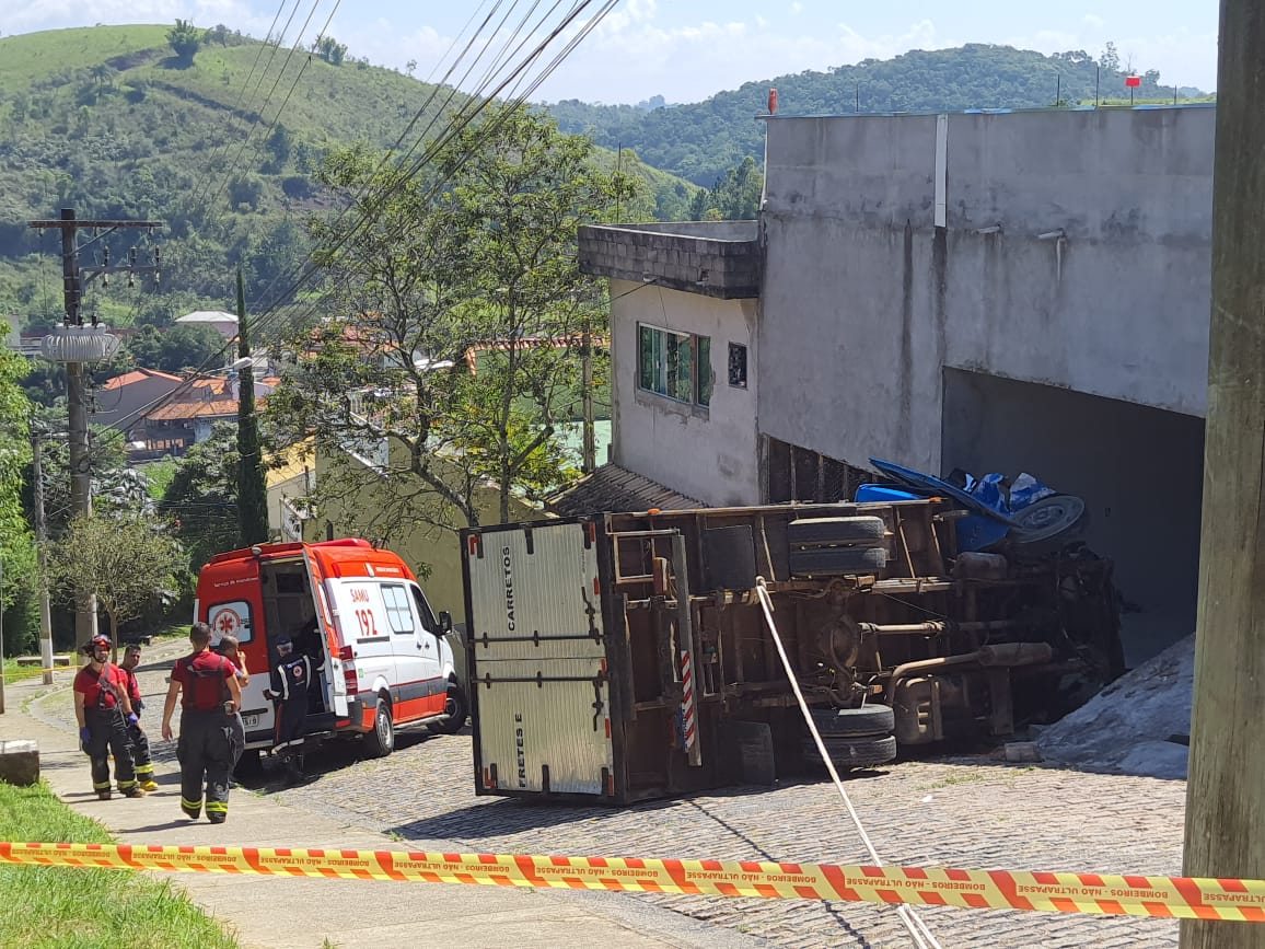 Caminhão tomba em descida ao perder freio, em Guararema