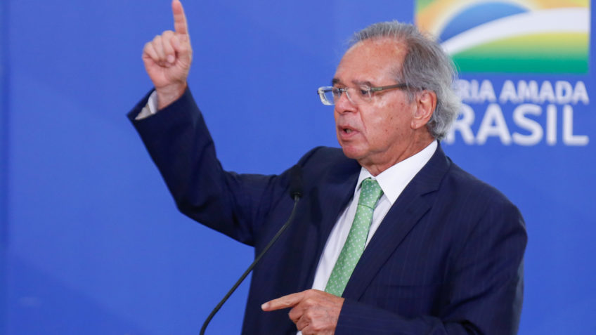 Ministro da Economia testa positivo para covid-19 e tem sintomas leves