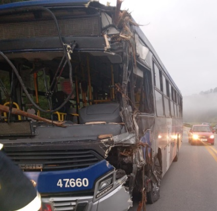 Acidente entre ônibus e caminhão na Mogi-Salesópolis deixa 5 feridos