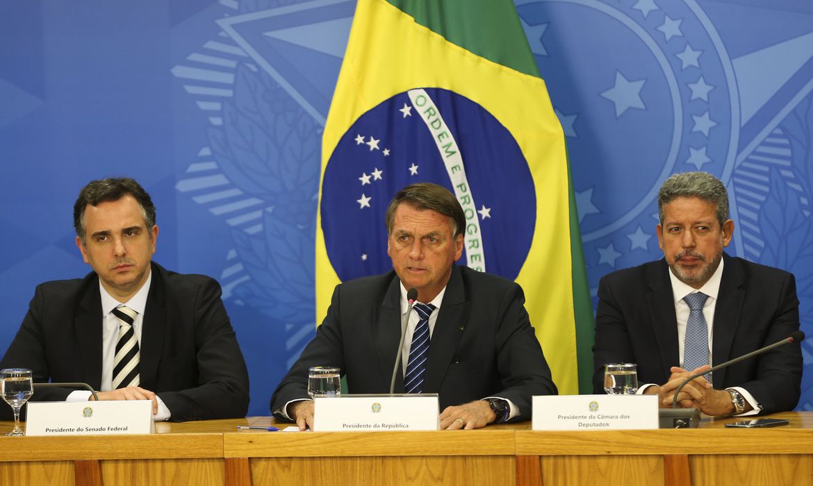 Bolsonaro propõe compensar governos estaduais para zerar ICMS sobre combustível