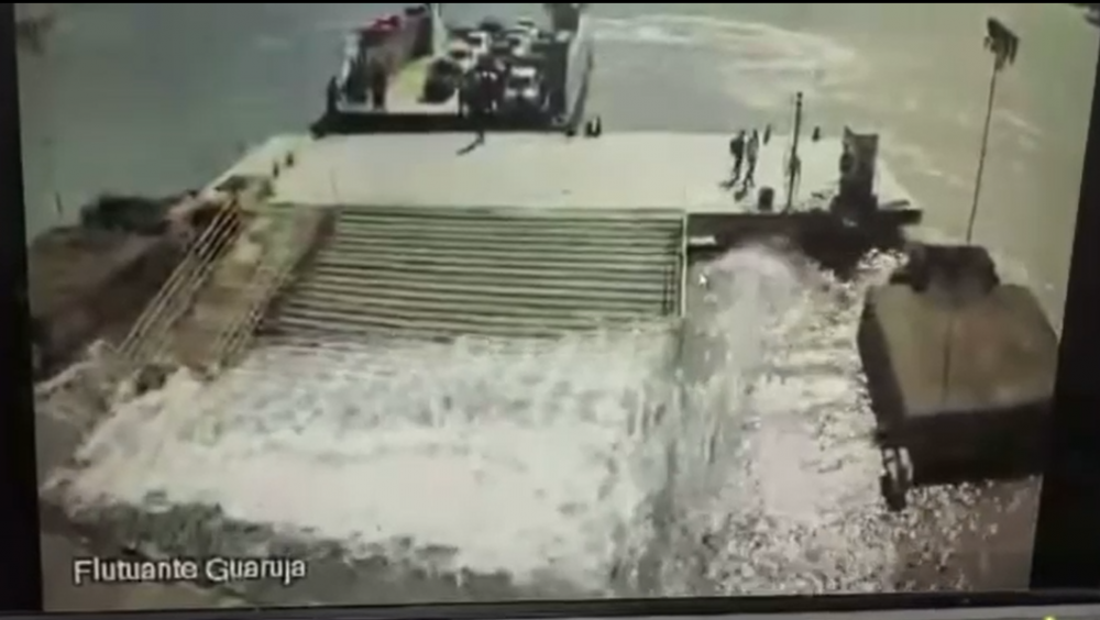 Maré rompe flutuante da travessia Guarujá-Bertioga e interdita passagem; Confira imagens