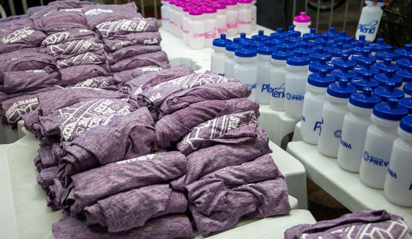 Campanha Inverno Solidário troca camisetas por leite em pó e café