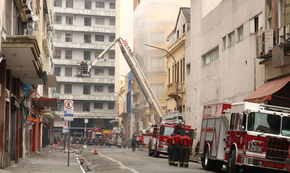 Prefeitura de SP inicia trabalhos para demolição de prédio incendiado