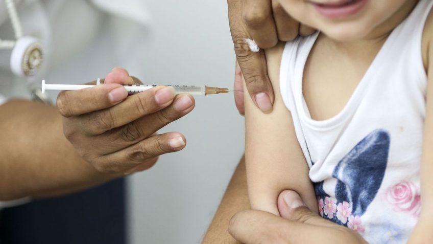 Estoque atual não é suficiente para ampliar a vacinação para crianças entre 3 e 4 anos em Guararema, explica Secretaria de Saúde