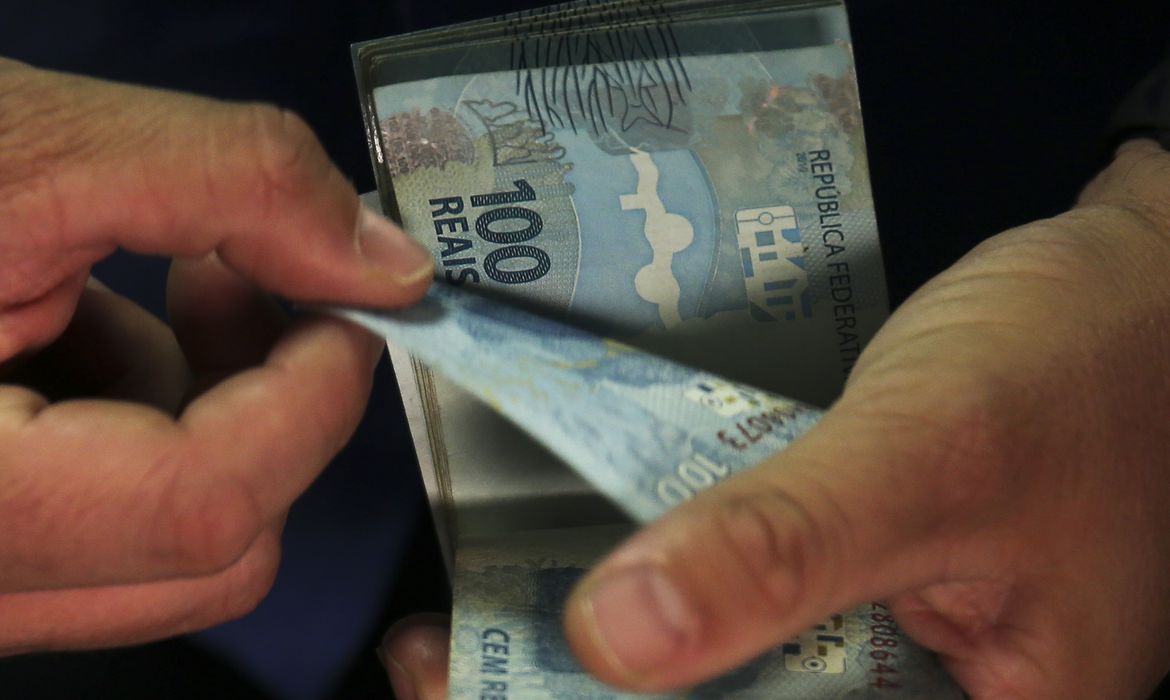 25% dos brasileiros não conseguem pagar todas as contas no fim do mês, aponta pesquisa