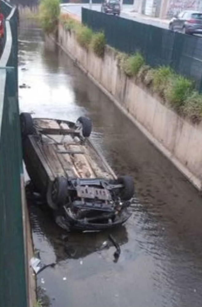 Carro cai dentro de córrego em Mogi das Cruzes