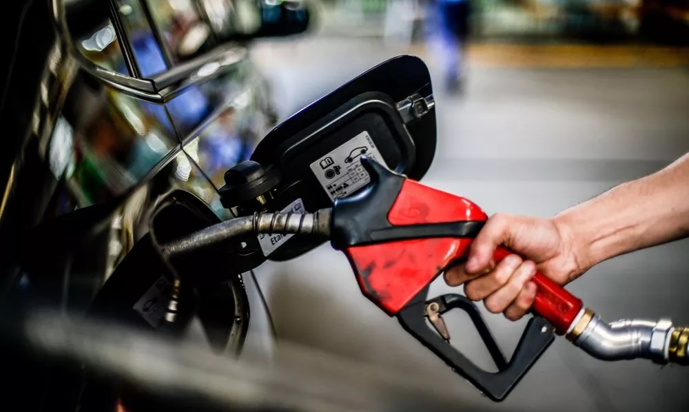 Petrobras anuncia queda no valor da gasolina para distribuidoras