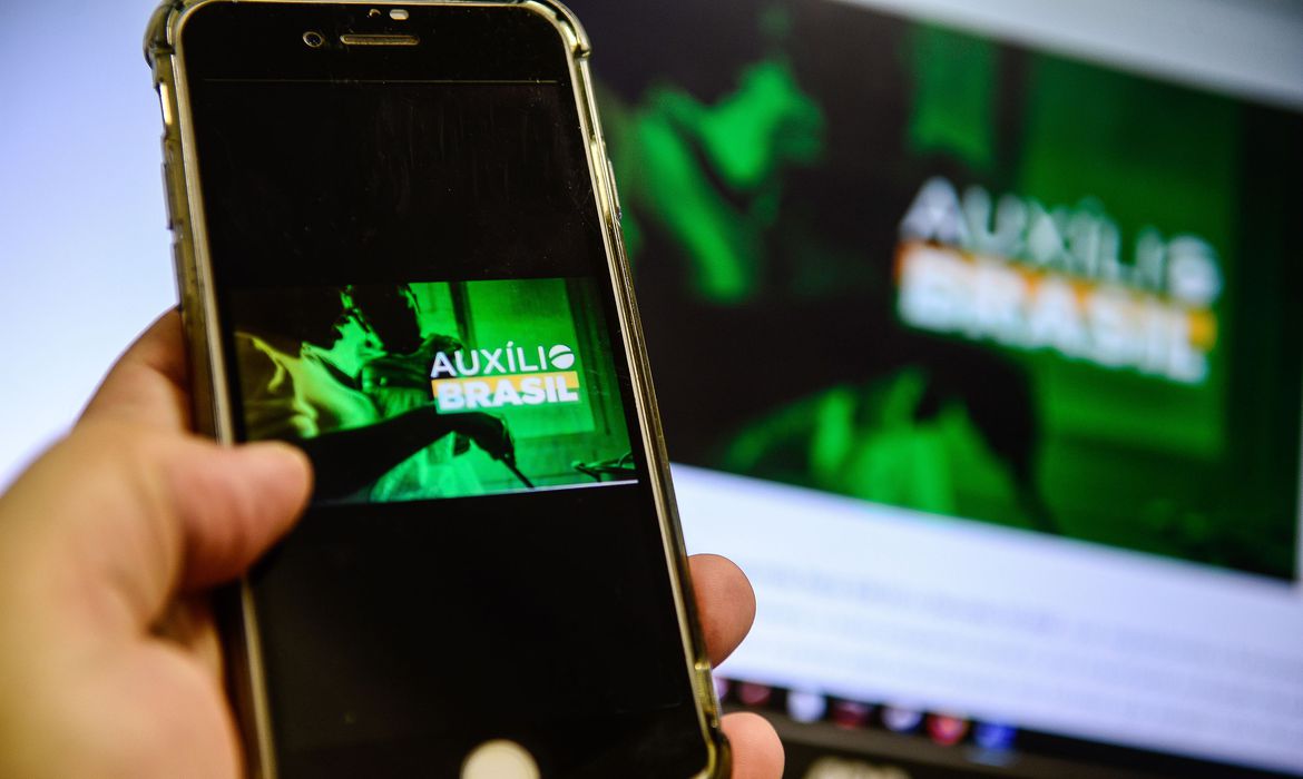 Beneficiários de NIS final 2 recebem hoje o Auxílio Brasil; confira calendário