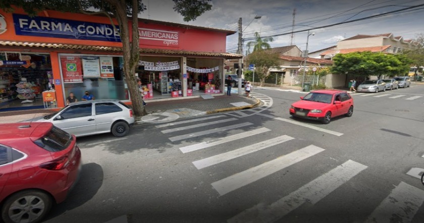 Carro bate de frente com árvore em cruzamento em Guararema