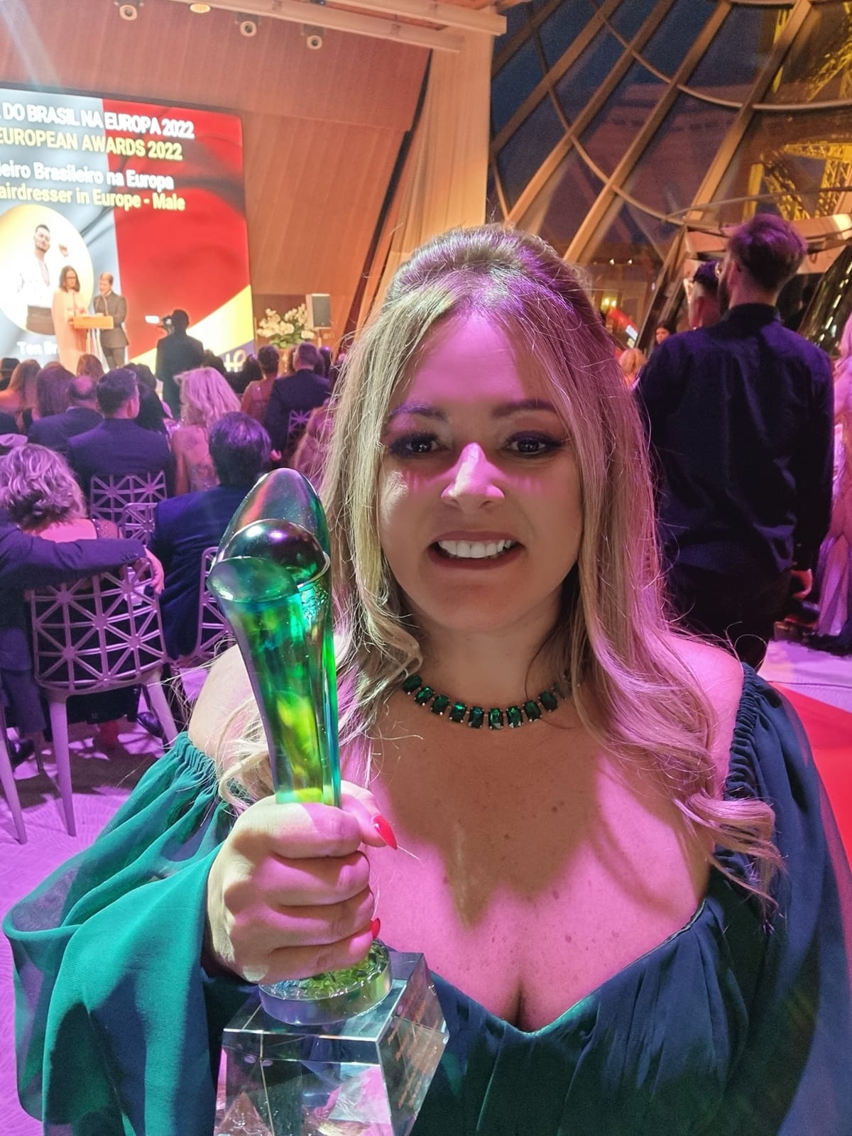 Guararemense ganha premiação de ‘Melhor Cabeleireira na Europa’