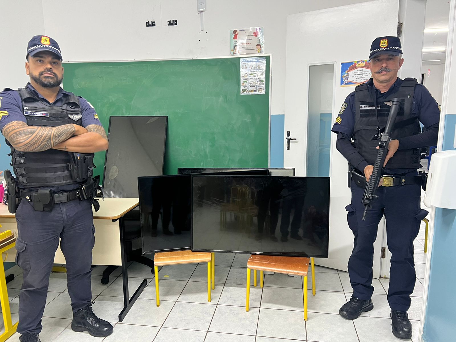 GCM de Itaquaquecetuba recupera TVs furtadas de escola municipal