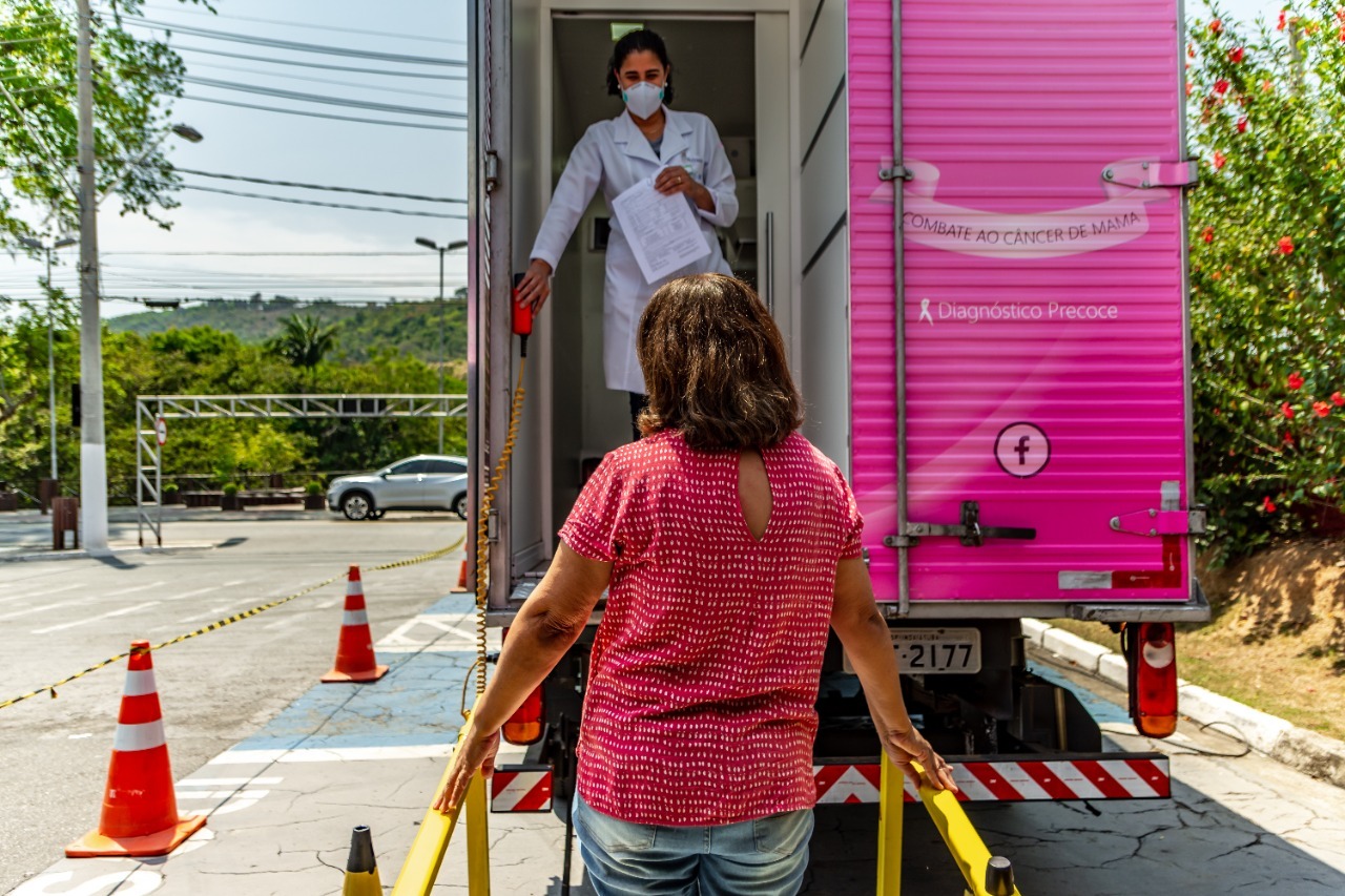 Outubro Rosa: direitos da mulher em tratamento oncológico