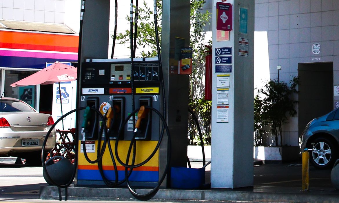 Preço da gasolina nos postos volta a subir após 15 semanas, afirma ANP