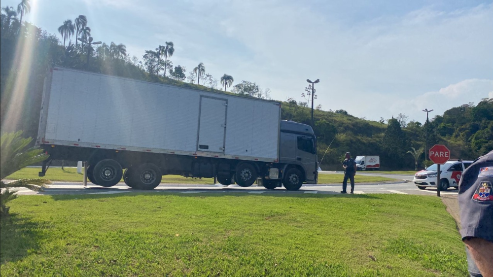 Motorista de caminhão roubado é preso em Guararema; Confira vídeo