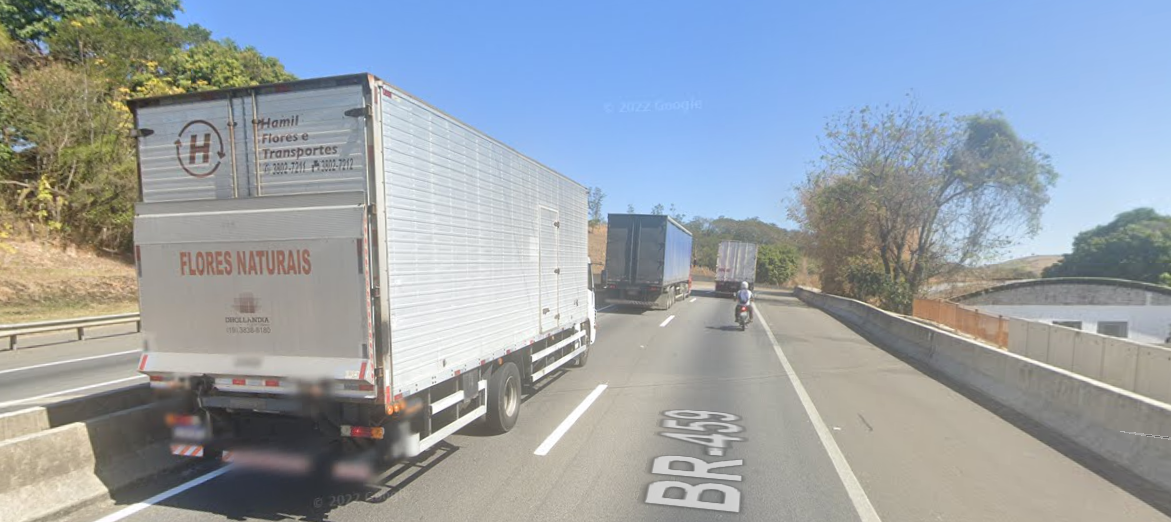Em Santa Isabel, Rodovia Presidente Dutra tem os dois sentidos fechados por caminhoneiros; Rodoanel também conta com bloqueio no trânsito