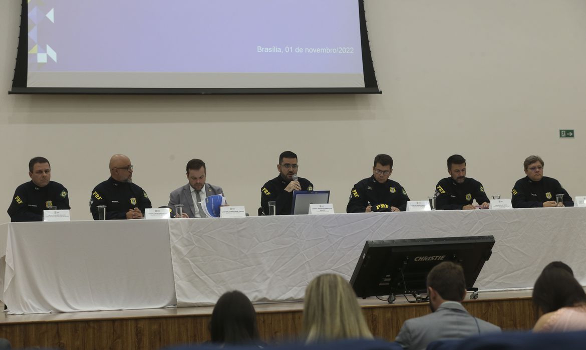 Mais de 180 multas foram aplicadas e manifestantes já foram presos, afirma diretoria da PRF