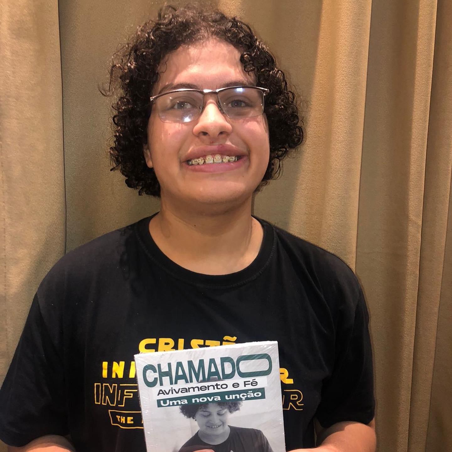 Adolescente autista lança livro sobre fé em Mogi das Cruzes