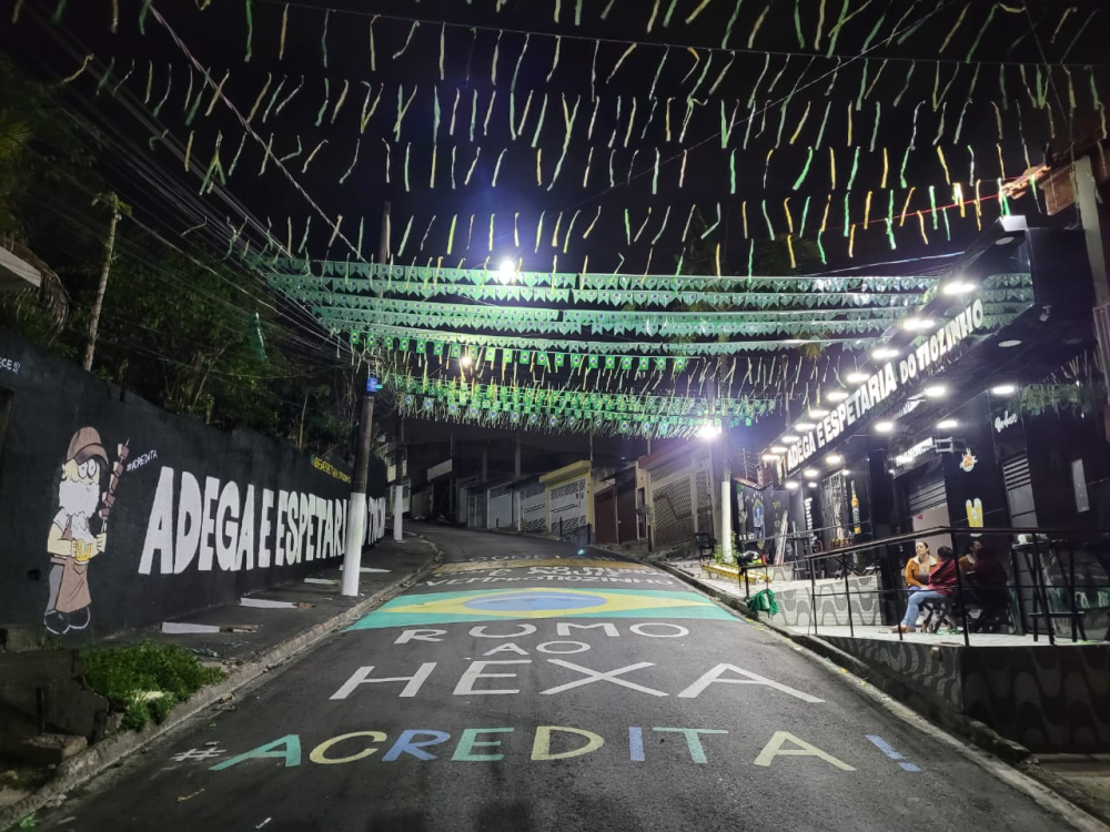 Moradores da região decoram ruas para Copa 2022