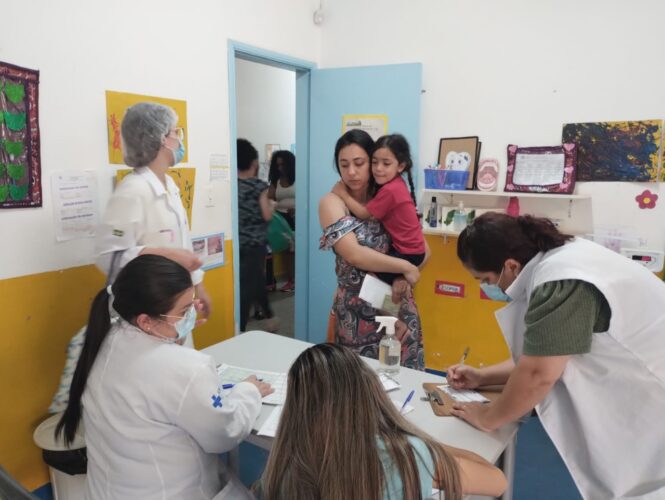 Ferraz promove atividade para atualizar caderneta de vacinação de crianças da rede municipal