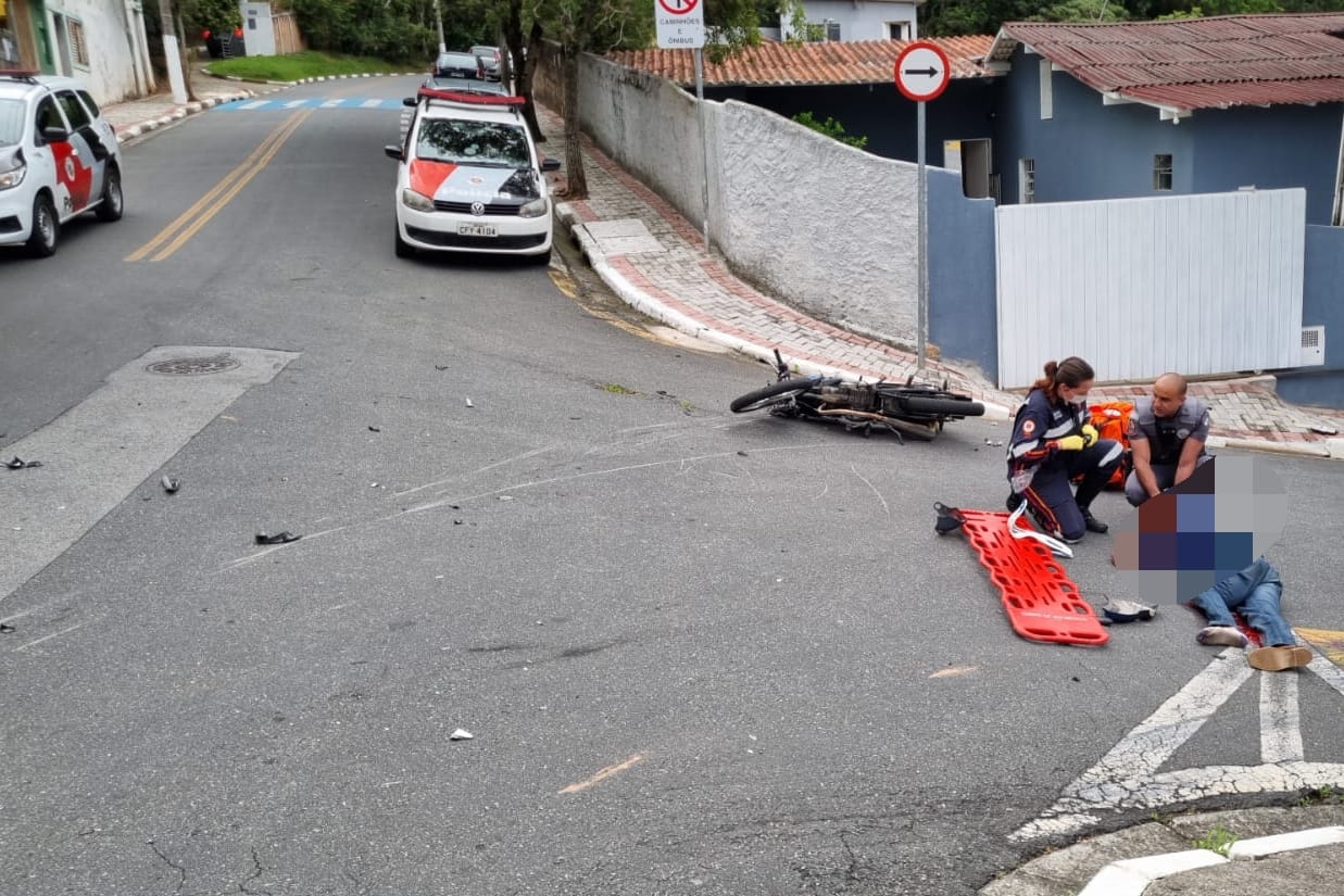 Em Guararema, dois motociclistas ficam feridos após colisão frontal