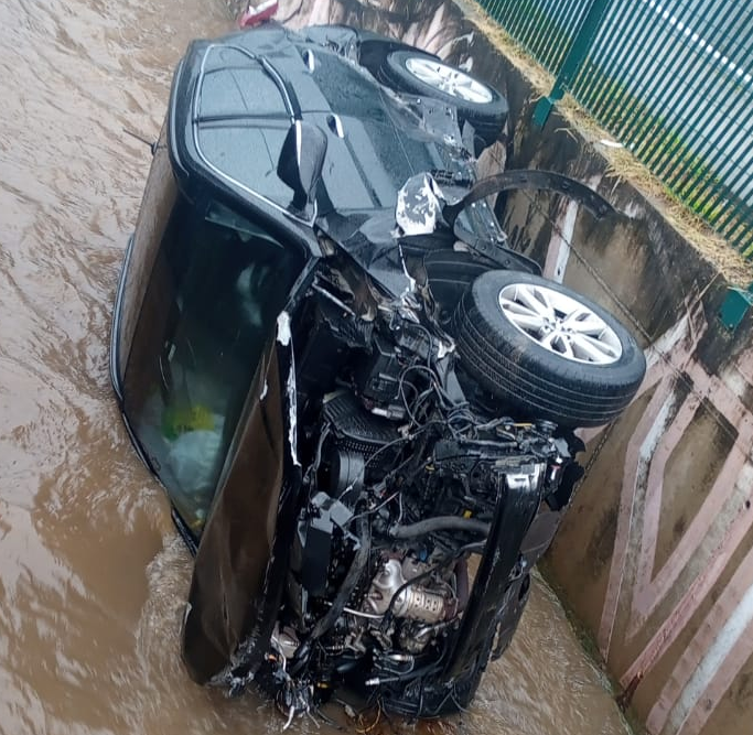  Em Mogi, carro capota no Córrego dos Canudos e deixa cinco vítimas 