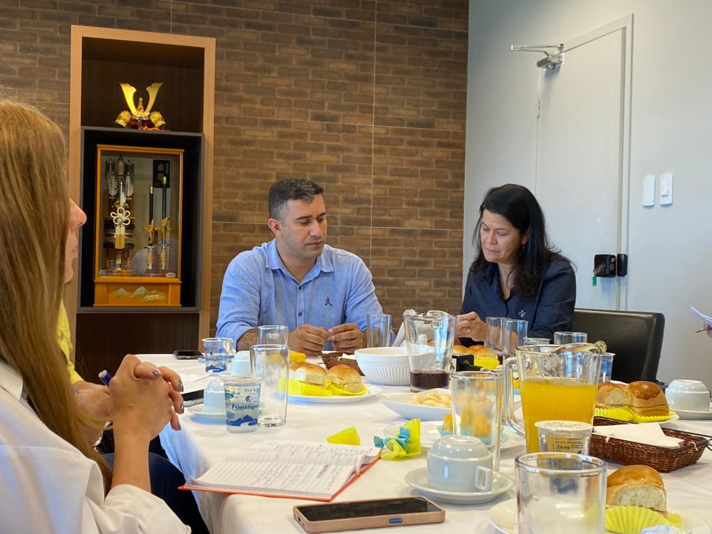 Prefeito Caio Cunha e vice-prefeita, Priscila Yamagami, apresentam balanço dos serviços feitos na sua gestão em 2022 