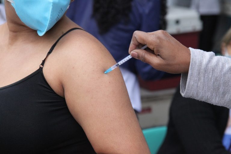 Após registrar baixa procura pelas doses adicionais da vacina contra a Covid-19, Mogi promove livre demanda nas unidades de saúde