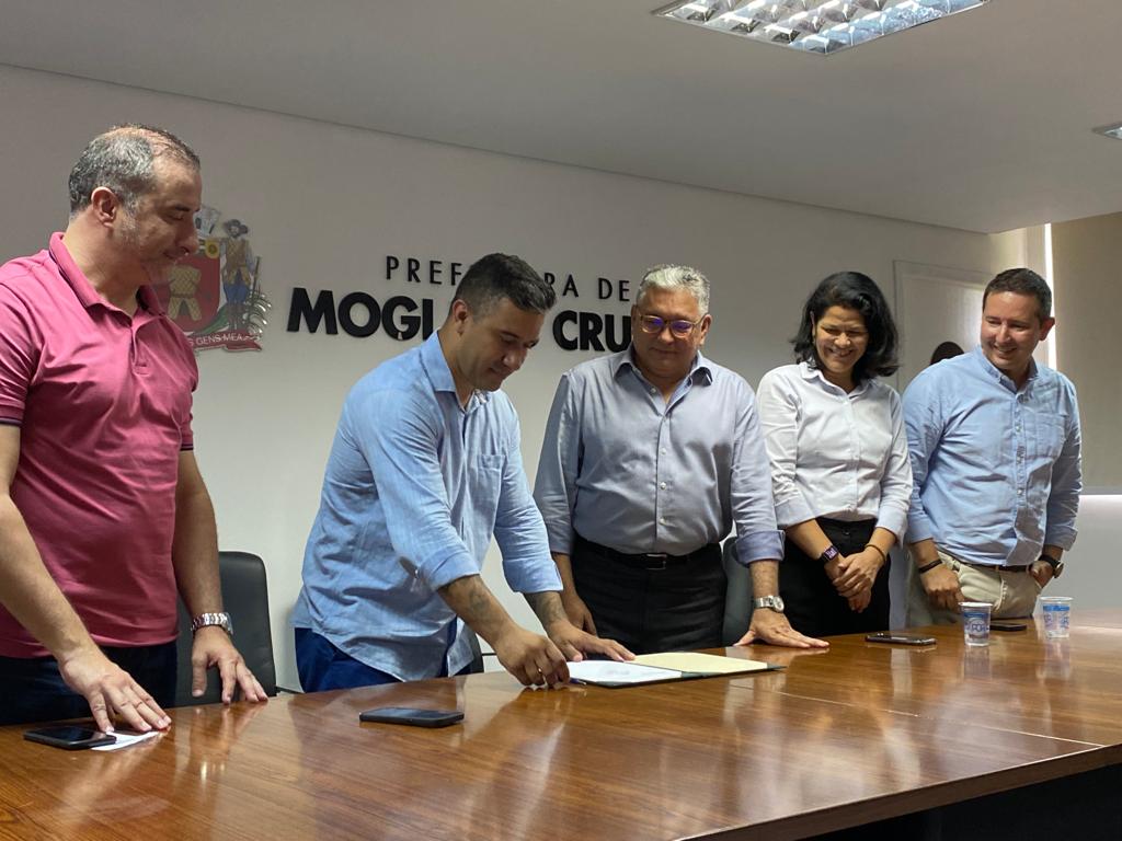 Termo de cooperação é assinado pelo prefeito Caio Cunha e CAF para execução do ‘Projeto Mogi 500 anos’
