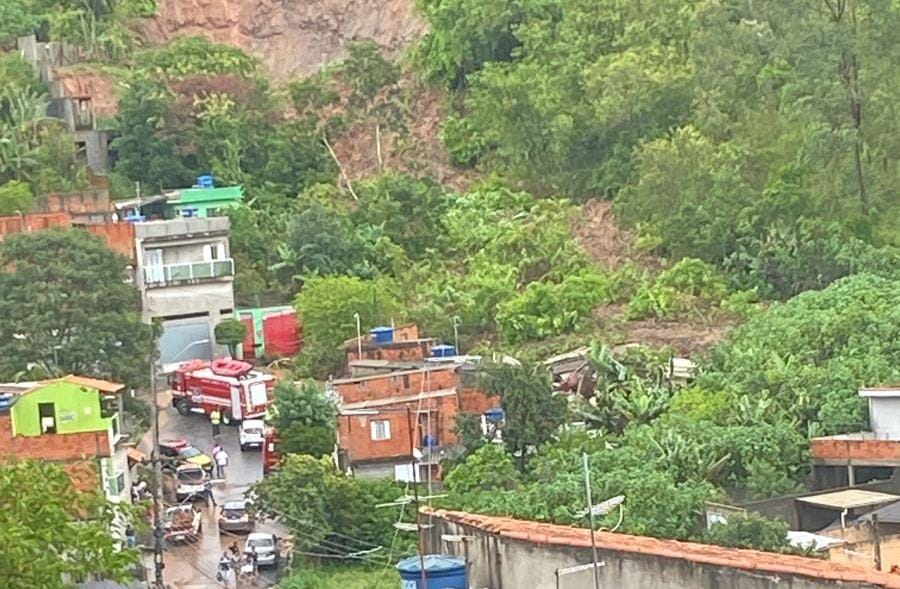 Deslizamento em Ferraz atinge duas casas, deixando uma vítima fatal