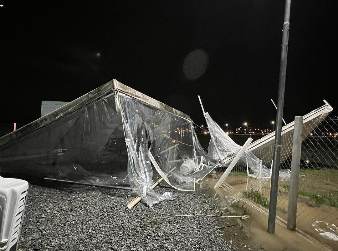 Tendas provisórias do Santuário Nossa Senhora Desatadora dos Nós ficam destruídas após ventania da última segunda (06)