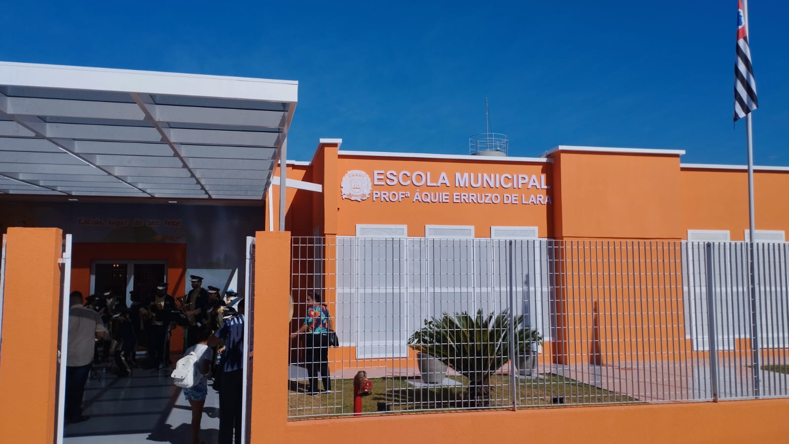 Inaugurada em Guararema a escola que homenageia a professora Áquie Erruzo de Lara