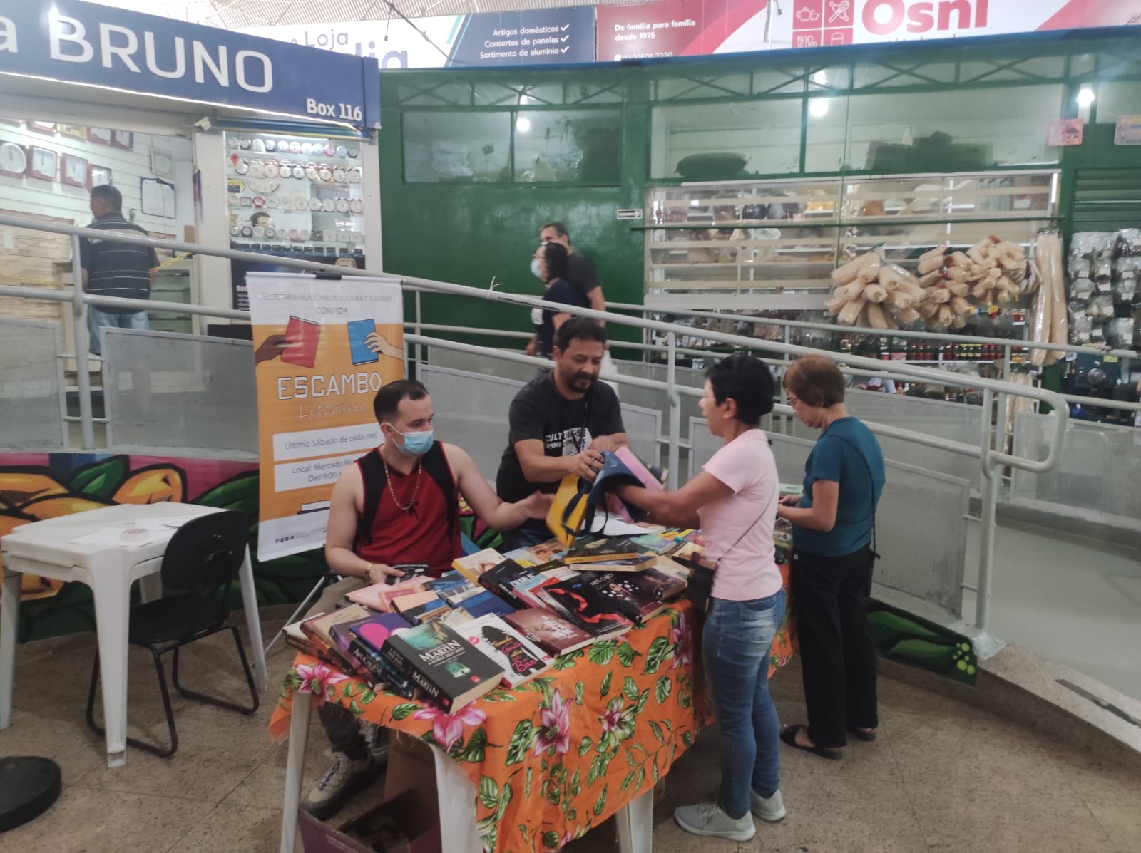 Feira do Escambo Literário promove troca de livros em Mogi das Cruzes
