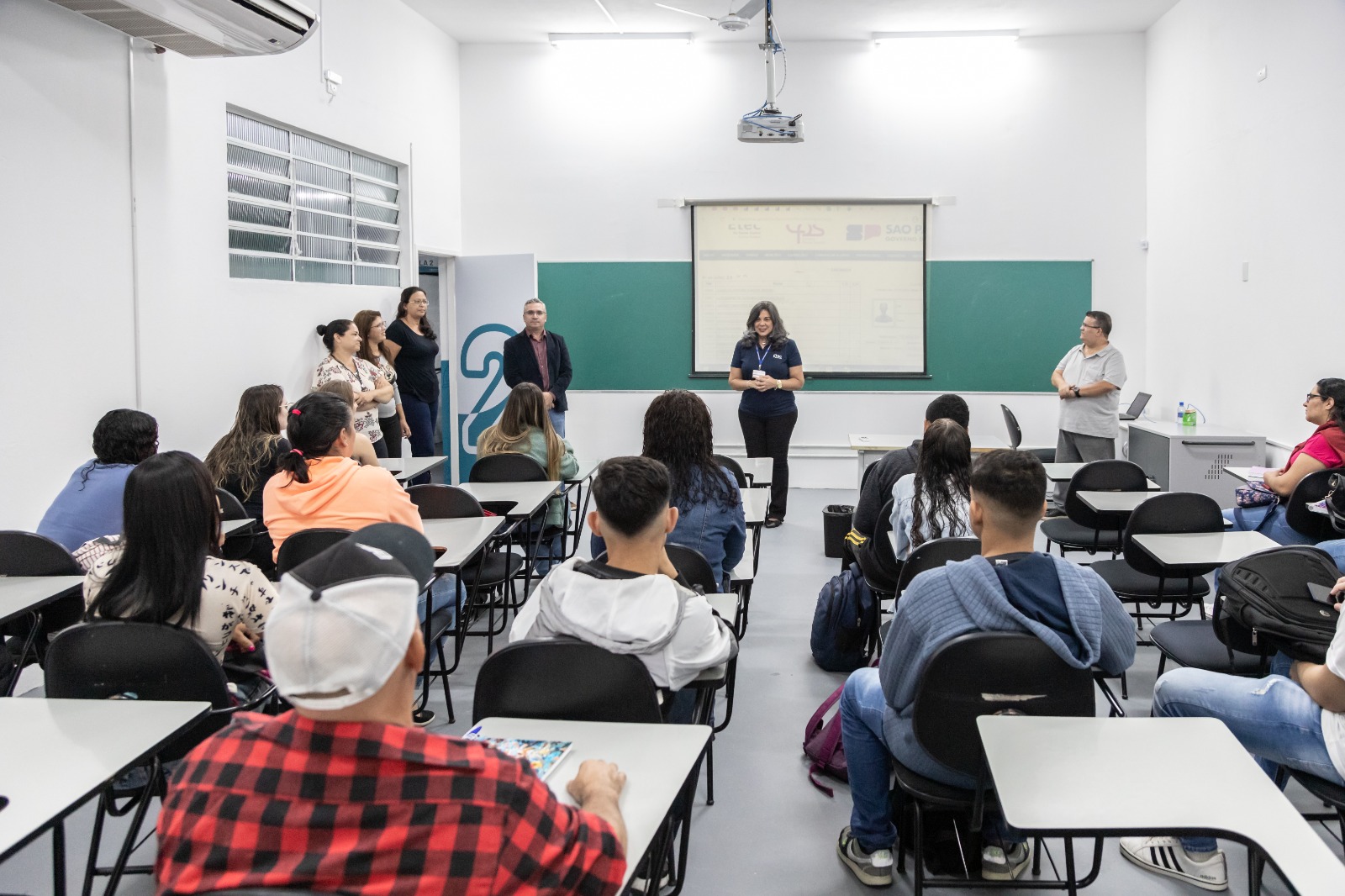 Estudantes da Etec de Guararema voltam às aulas presenciais em prédio temporário