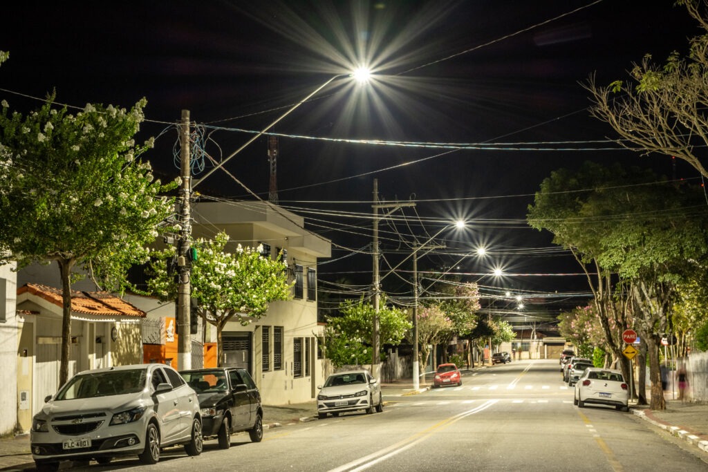 Programa Ilumina Guararema finaliza implementação no centro da cidade