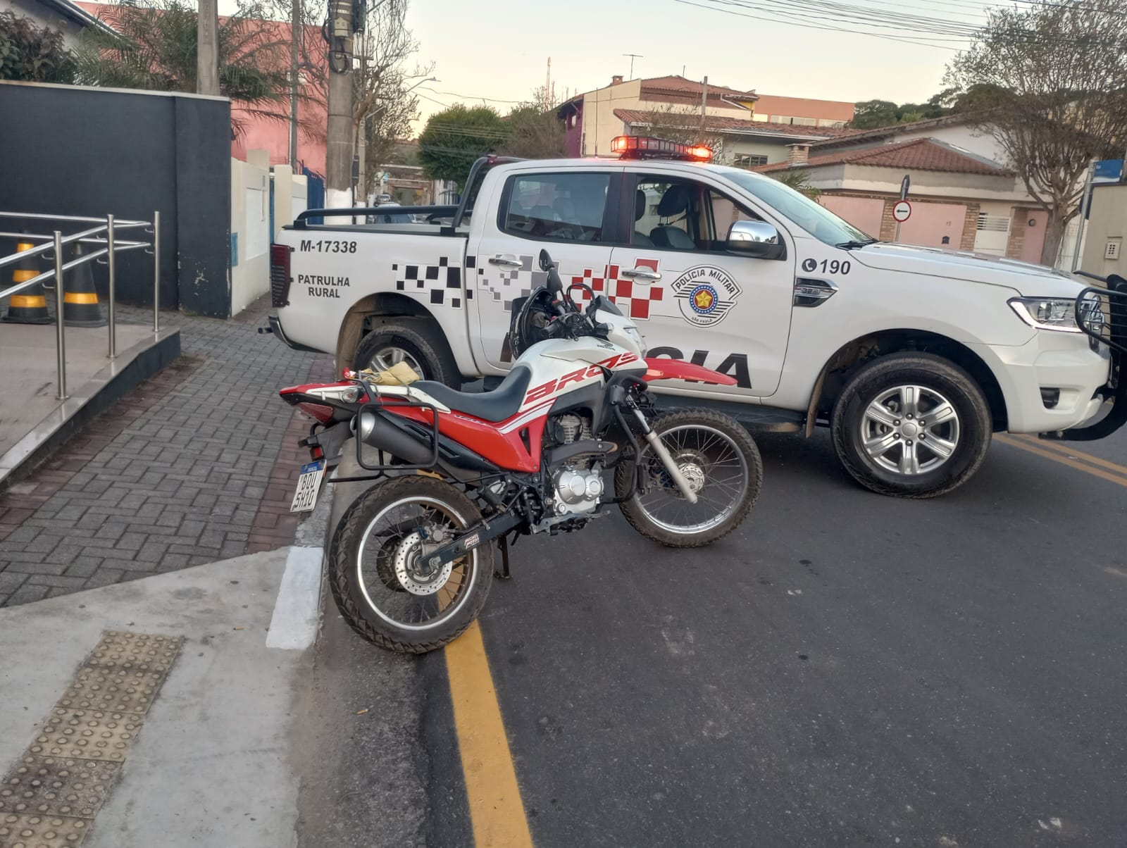Moto com placa adulterada é apreendida e condutor é autuado
