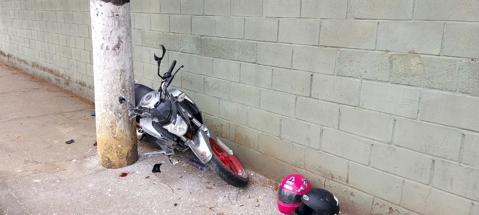 Motociclista em ultrapassagem irregular colide e deixa feridos em Guararema