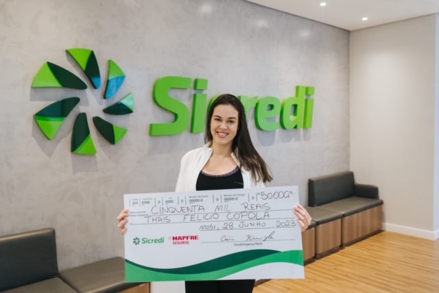 Sicredi entrega prêmio do seguro de vida para associada de Mogi 