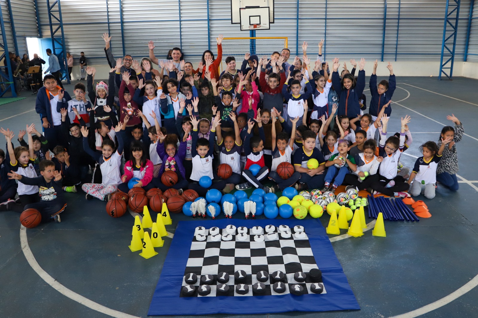 Mogi distribui R$ 1 milhão em materiais esportivos para escolas