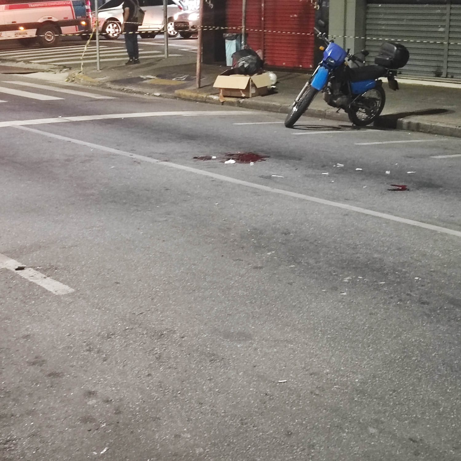 Motociclista morre e três pessoas ficam feridas em assalto no centro de Suzano