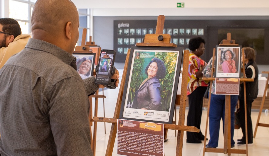 Mogi recebe exposição que homenageia mulheres negras de impacto social