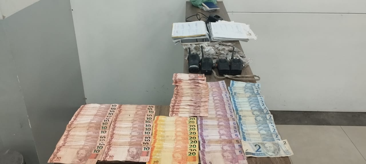 Ação policial resulta em apreensão de drogas e captura de procurado