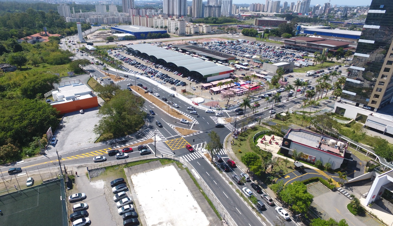 Antiga rotatória no mogilar em Mogi das Cruzes recebe modernização viária para aliviar o tráfego